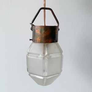 Brutalistische hallamp met diamantreliëf in wolkenkrabberstijl, matglas, art deco jaren 1930