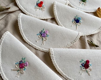 Servilleta de tela floral bordada hecha a mano - Decoración de mesa rústica