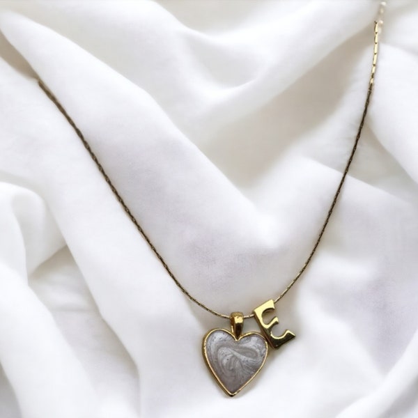 Women's Gold-Plated Mother-of-Pearl Heart Initial Necklace: Exquisite Personalized 'E' Pendant Necklace for Timeless Elegance and Style