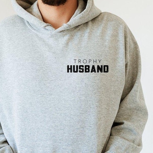Sudadera con capucha &quot;Trofeo de bolsillo para marido&quot;, sudadera minimalista para el Día del Padre, sudadera para marido, regalo de esposa, sudadera para San Valentín, sudadera para el mejor marido