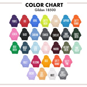 K&ouml;nnte beinhalten: Farbtabelle von Gildan 18500 Hoodies in verschiedenen Farben, darunter Lila, Rot, K&ouml;nigsblau, Sicherheitsgr&uuml;n, Sand, Saphir und Sicherheitsorange. Weitere Farben sind Schwarz, Holzkohle und Waldgr&uuml;n. Die Farbbezeichnungen sind in Wei&szlig; gehalten.