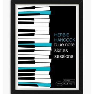 Op de afbeelding: Zwart-witte illustratie van een pianoklavier met blauwe accenten. De tekst "HERBIE HANCOCK blue note sixties sessions" wordt in wit op een zwarte achtergrond weergegeven. De tekst "STEREO THE FINEST IN HOT JAZZ SINCE 1939 95569 BLUE NOTE" wordt in wit op een blauwe achtergrond weergegeven.