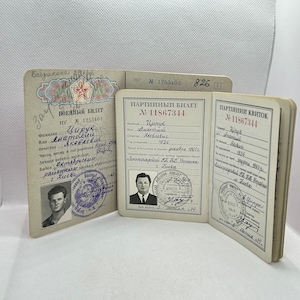 cartão de festa e cartão de identificação militar para uma pessoa Documentos vintage soviéticos dos anos 60