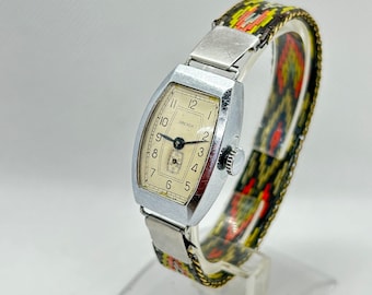 Vintage sowjetische mechanische Armbanduhr für Damen Zvezda, hergestellt im Retro-Stil der 50er Jahre der UdSSR