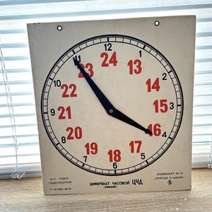 Orologio didattico vintage in cartone con quadrante sovietico URSS anni '80, 30 x 27 cm
