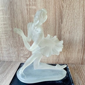 Resin figure Ballerina Dancer girl Sculpture Stamp height 21 cm Collectible