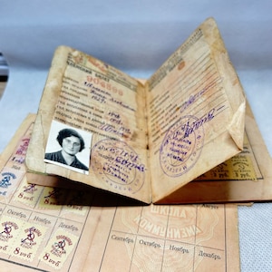 Carte syndicale URSS des années 40, document féminin soviétique vintage des années 40, échantillon ancien