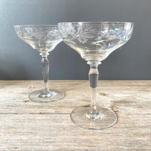 Dos copas de champán con flores y enredaderas grabadas - Copas de champán de los años 50 - Copas de cóctel de champán