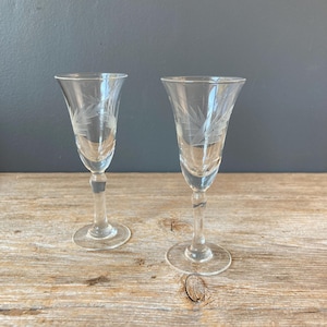 2 - Etsade saftglas från 1950-talet - Set med 2 etsade lövliknande saftglas - Saftglas med fot