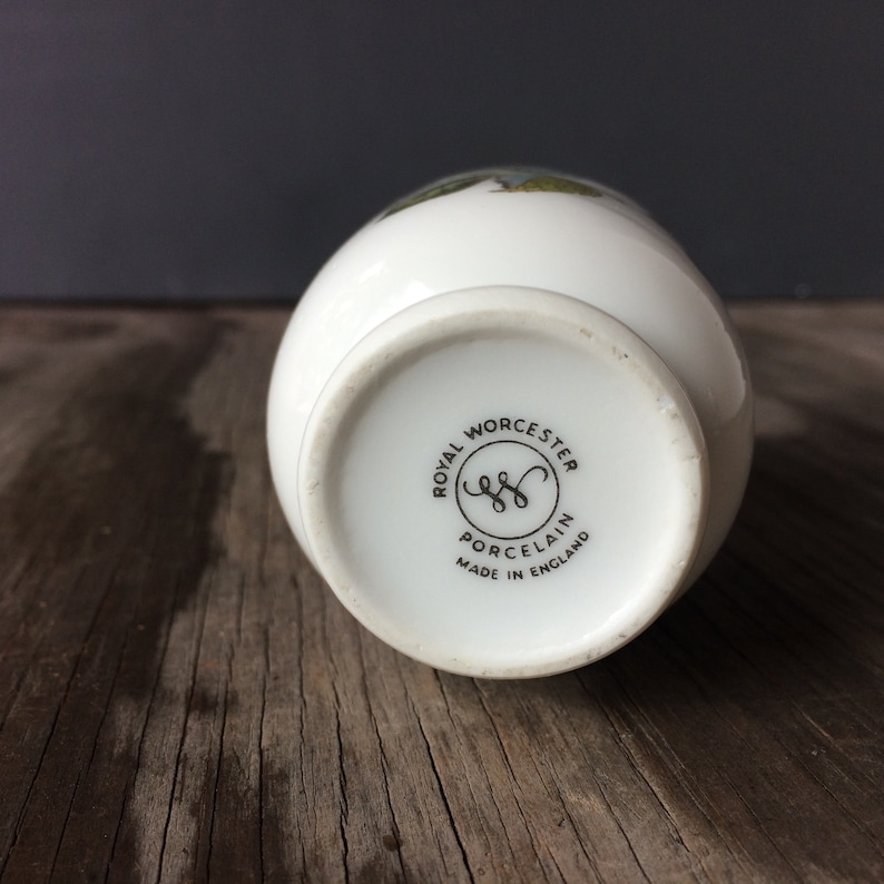 Op de afbeelding: De onderkant van een witte porseleinen vaas met een zwarte stempel waarop staat "Royal Worcester Porcelain Made in England".