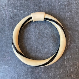 Lea Stein Schönes Creme und Schwarz gestreiftes Zelluloid-Armband
