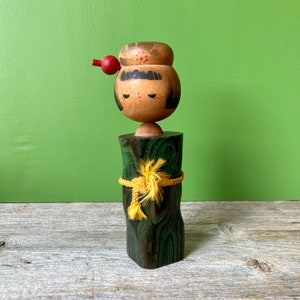 Lalka Kokeshi w stylu vintage – drewniana japońska lalka