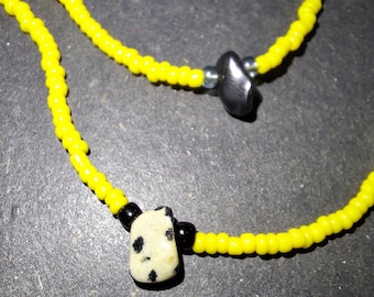 Collar y pulsera de rocailles de 2 mm de color amarillo con piedra dálmata y ágata.