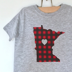 Minnesota Flanell Kleinkind T-Shirt - Siebdruck Minnesota Red Buffalo Check Kleinkind-T-Shirt für Jungen oder Mädchen von Oh Geez! Entwurf