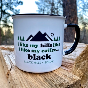 Tasse à café Black Hills - J'aime mes collines comme j'aime mon café...Tasse à café noire - Tasse à café SoDak Black Hills de camping en céramique