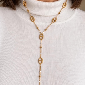 Damesketting met stropdasmotief, marineblauwe mesh, witte rozenkransketting, goudkleurig, roestvrij staal