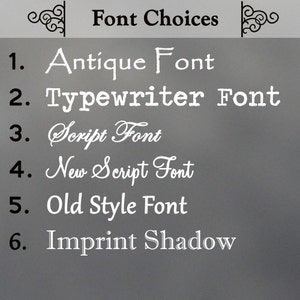 Puede incluir: Un fondo gris muestra el texto "Font Choices" y seis opciones de fuente. Las fuentes est&aacute;n etiquetadas del 1 al 6, con nombres como "Antique Font", "Typewriter Font" y "Script Font". Adornos decorativos enmarcan la parte superior de la imagen.