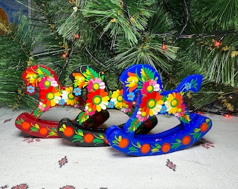 Caballo balancín de madera pintado a mano, artesanía, juguete infantil, recuerdo de Petrykivka, adorno floral popular, patrimonio cultural.