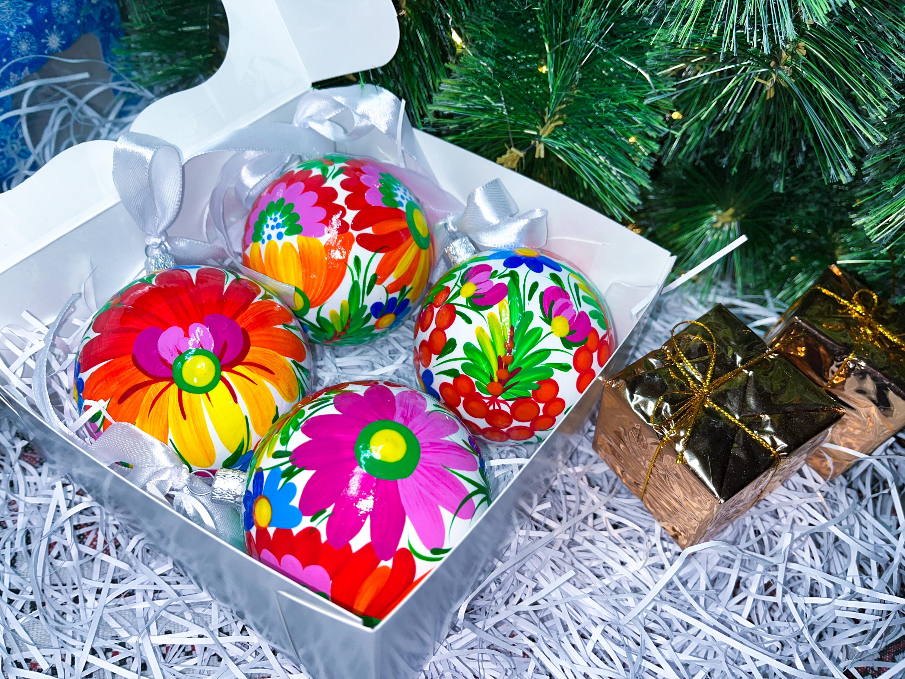 Set of 4 Hand painted ornaments / wood / twist and open/ Petrykivka / #11