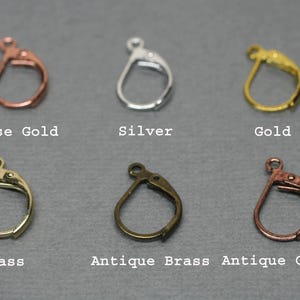 Peut inclure: Six crochets d'oreille différents en différentes finitions métalliques : or rose, argent, or, laiton, laiton antique et cuivre antique.