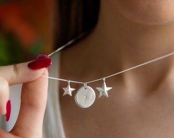 Gepersonaliseerde zilveren eerste & sterren ketting | Handgemaakte zilveren eerste hanger | Hemelse charme ketting | Ster sieraden | Handgemaakt