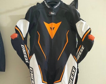 Schwarzer und orangefarbener D-Air-Rennanzug aus Leder von Dainese