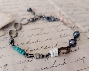 Türkis & weiße Perlen Armband: Vintage Style Layering Schmuck