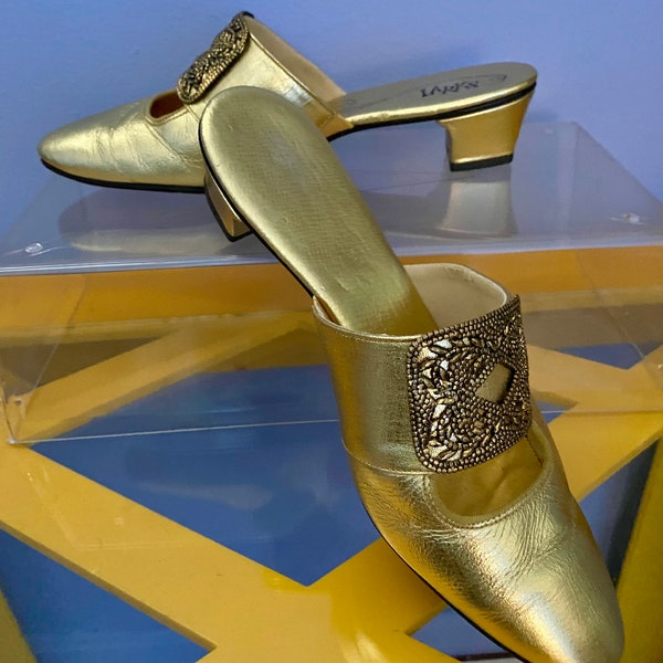 Vintage 1960’s Gold leather LARKS Slides Shoes 6 Pointed Kitten Heel