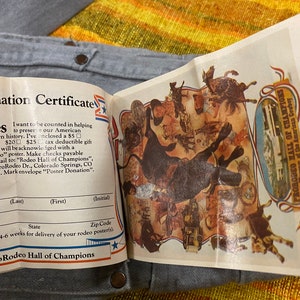 Puede incluir: Un certificado de donaci&oacute;n para el ProRodeo Hall of Champions. El certificado es blanco con acentos azules y rojos. Incluye un formulario de donaci&oacute;n con una opci&oacute;n de cantidades de donaci&oacute;n: $5, $10, $20 o $25. El texto "S&iacute;, quiero ser contado entre los que ayudan a preservar nuestra historia del oeste americano." est&aacute; impreso en la parte superior del formulario.