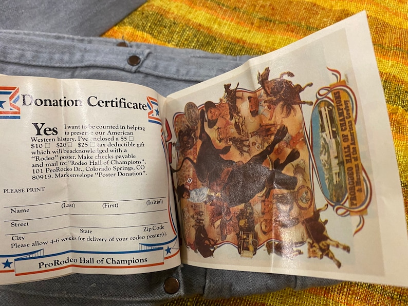 Puede incluir: Un certificado de donaci&oacute;n para el ProRodeo Hall of Champions. El certificado es blanco con acentos azules y rojos. Incluye un formulario de donaci&oacute;n con una opci&oacute;n de cantidades de donaci&oacute;n: $5, $10, $20 o $25. El texto "S&iacute;, quiero ser contado entre los que ayudan a preservar nuestra historia del oeste americano." est&aacute; impreso en la parte superior del formulario.