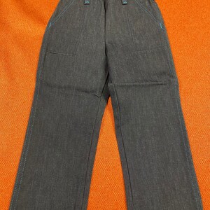 K&ouml;nnte beinhalten: Eine dunkelblaue Jeanshose mit blauen N&auml;hten. Die Hose hat einen geraden Schnitt und eine lockere Passform.