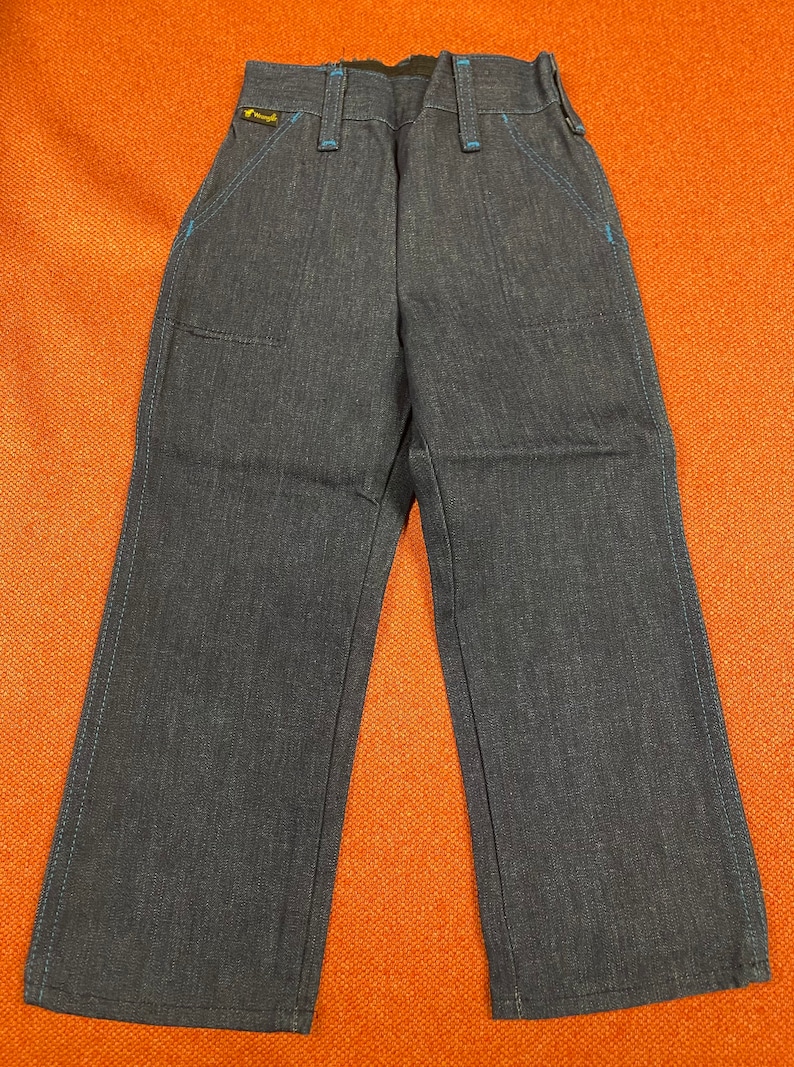 K&ouml;nnte beinhalten: Eine dunkelblaue Jeanshose mit blauen N&auml;hten. Die Hose hat einen geraden Schnitt und eine lockere Passform.