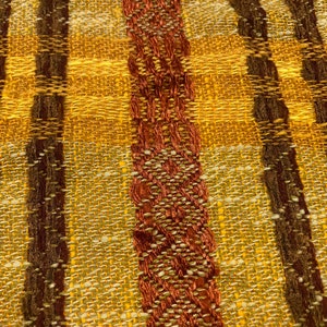 MCM vintage des années 1960-70 à tissage ample, tissu rayé brun doré rouille, 47 po. de large BTY