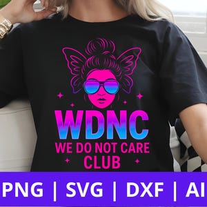 Peut inclure: T-shirt noir avec un motif graphique représentant une femme avec des ailes de papillon, des lunettes de soleil et le texte "WDNC WE DO NOT CARE CLUB". Le design est en rose et bleu. En dessous, les mots "PNG | SVG | DXF | AI".