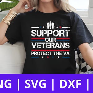 Könnte beinhalten: Ein schwarzes T-Shirt mit einem weißen Grafikdesign, auf dem "Support Our Veterans Protect The VA" steht. Das Grafikdesign ist in den Farben Rot, Weiß und Blau gehalten und enthält Sterne.