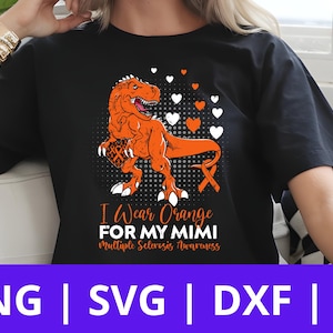 Peut inclure: T-shirt noir avec une illustration d'un dinosaure orange et le texte "I Wear Orange For My Mimi Multiple Sclerosis Awareness." Le motif comprend des cœurs oranges et un ruban. Le bas de l'image affiche le texte "PNG | SVG | DXF | AI."