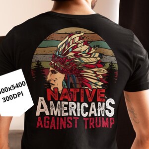 Peut inclure: Un t-shirt noir avec un graphique de style vintage d'un Amérindien portant une coiffe. Le graphique comprend le texte "Native Americans Against Trump".