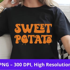 Peut inclure: T-shirt noir avec l'inscription "SWEET POTATO" en orange, dans une typographie rétro. Le motif comprend deux patates douces de dessin animé avec des visages souriants. Style décontracté et confortable.