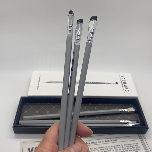 Edición limitada Blackwing One Single Pencil - Homenaje a la periodista Nellie Bly - Vol. 10 Palomino - Gris y negro - LEER