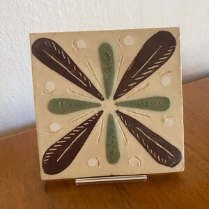 Vintage handgefertigte Keramikfliese/Untersetzer – Blumenmuster – Studiokeramik, signiert