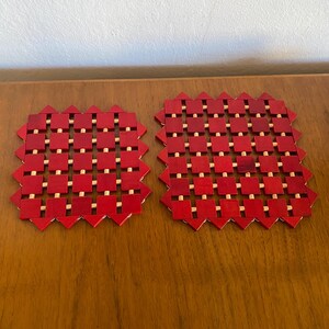 Salvamanteles de madera vintage - Madera roja y natural con estampado geométrico tejido - Circa 1970 - Diseño escandinavo - MCM
