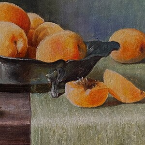Stillleben in neutralen Farben mit Aprikosen in Öl auf Leinwand gemalt, handgefertigt, Stillleben mit Früchten. Bild 3