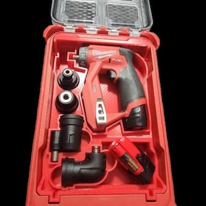 Op de afbeelding: Een rode Milwaukee FUEL recht-hoekboormachine met een zwarte draagtas. De tas bevat een verscheidenheid aan accessoires, waaronder een recht-hoekaccessoire, een recht accessoire en een verscheidenheid aan boorbits.