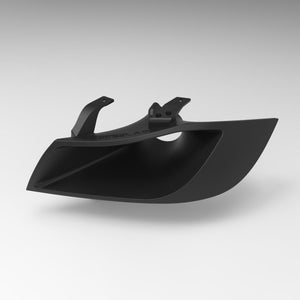 Può includere: Un componente automobilistico nero e aerodinamico con un design curvo a forma di paletta. Presenta due staffe di montaggio rivolte verso l'alto e un'apertura centrale. L'oggetto sembra essere realizzato in un materiale opaco.