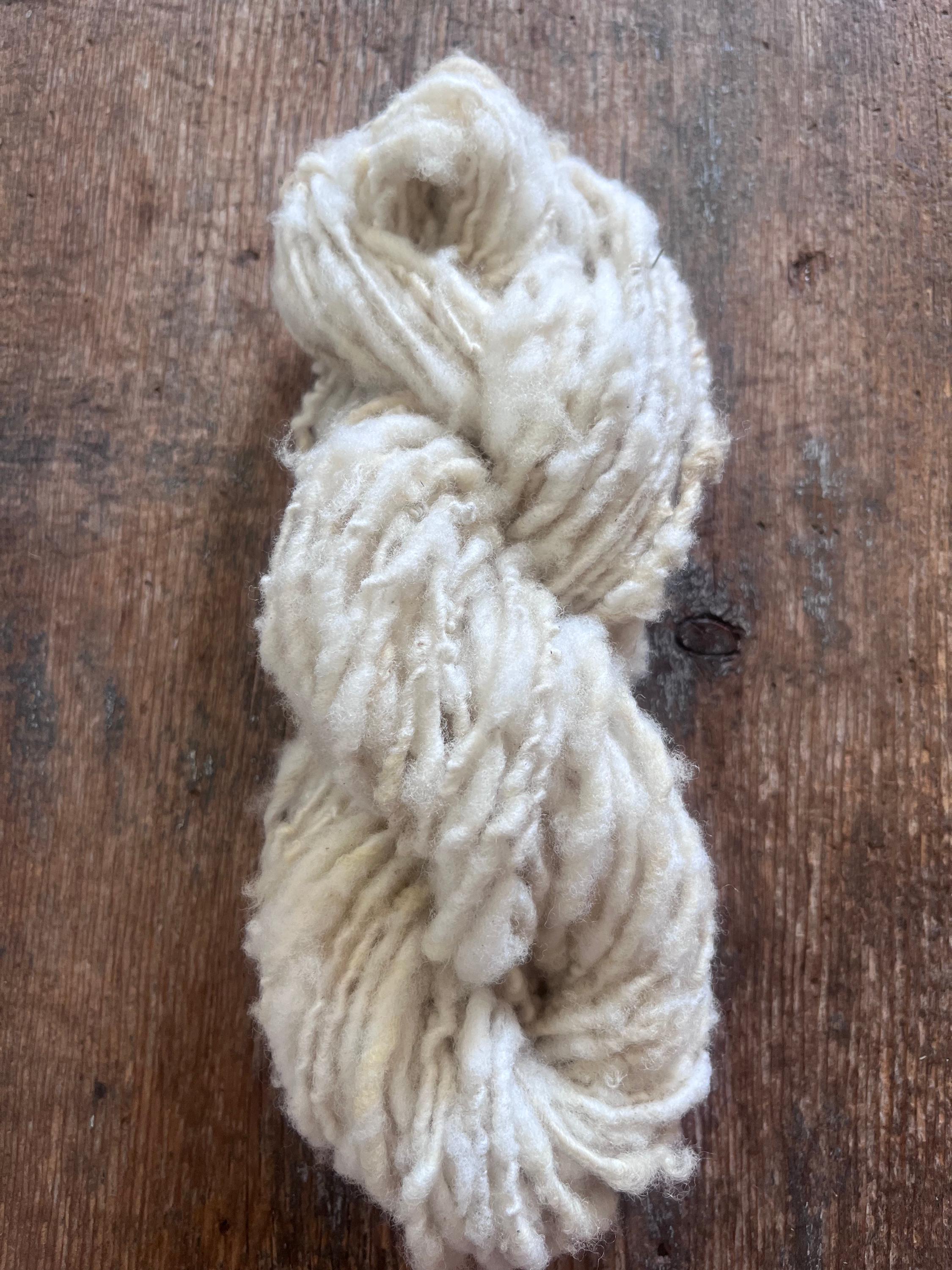 Handspun rustic white Merino art yarn, local wool, undyed - Thumbnail 4