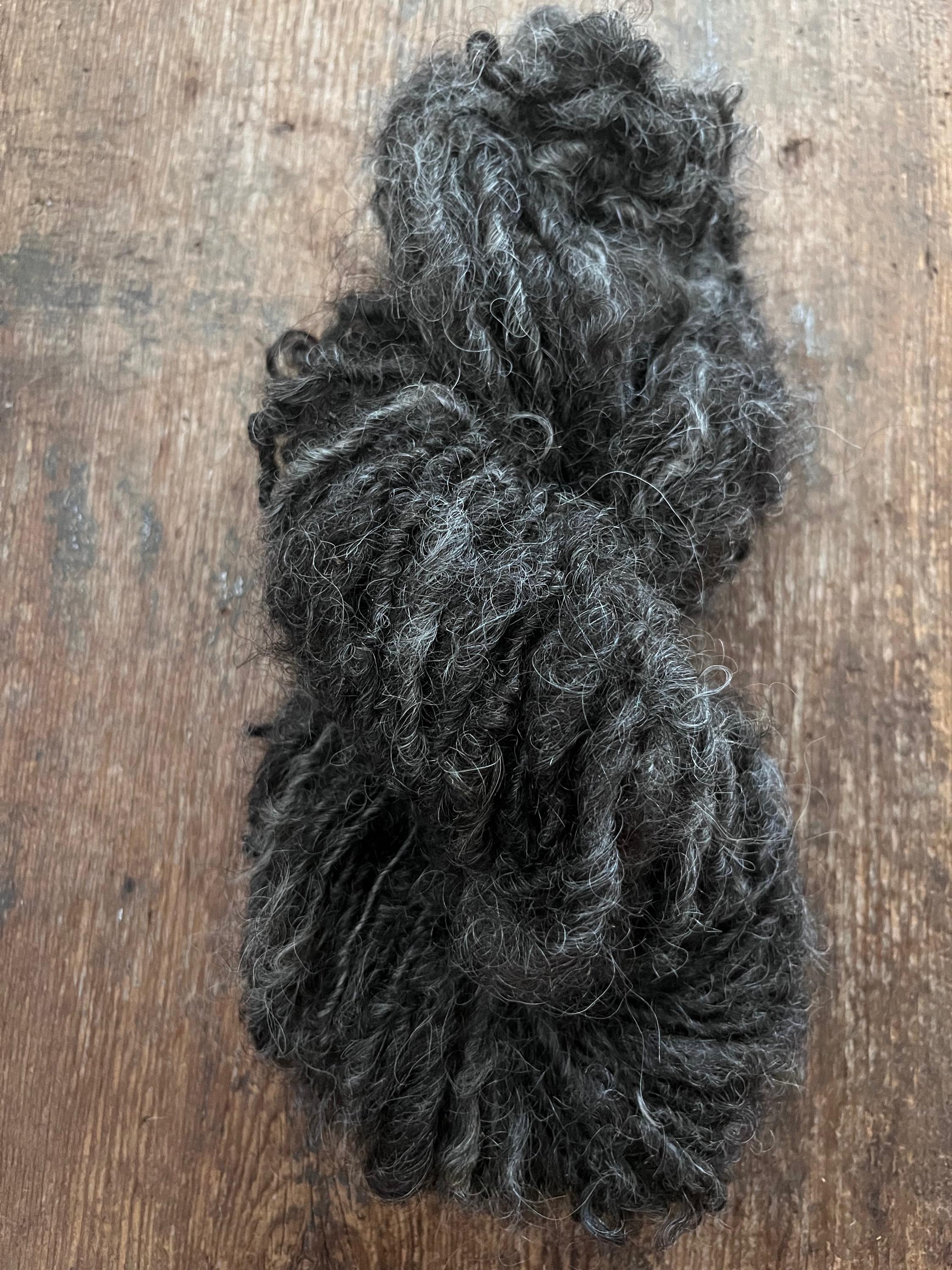 Charcoal grey Lincoln wool yarn, lockspun curly art yarn - Thumbnail 3