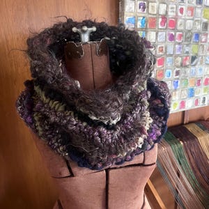 Handgesponnene Handgestrickter Kapuzenschal: Lila Boho Hippie Choker