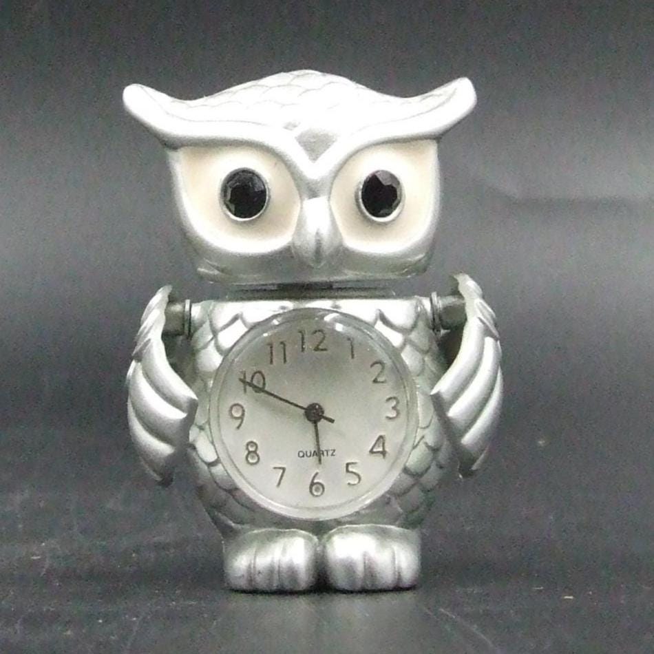 Articulated Silver Owl Quartz Clock &ndash; Rotating Head, Hinged Wings