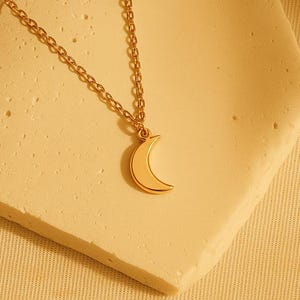 14K Gold Crescent Moon Necklace – Dainty and Minimalist Gold Jewelry Gift for Her, Wife, Girlfriend, Mom – Perfect for Mother’s Day Gift