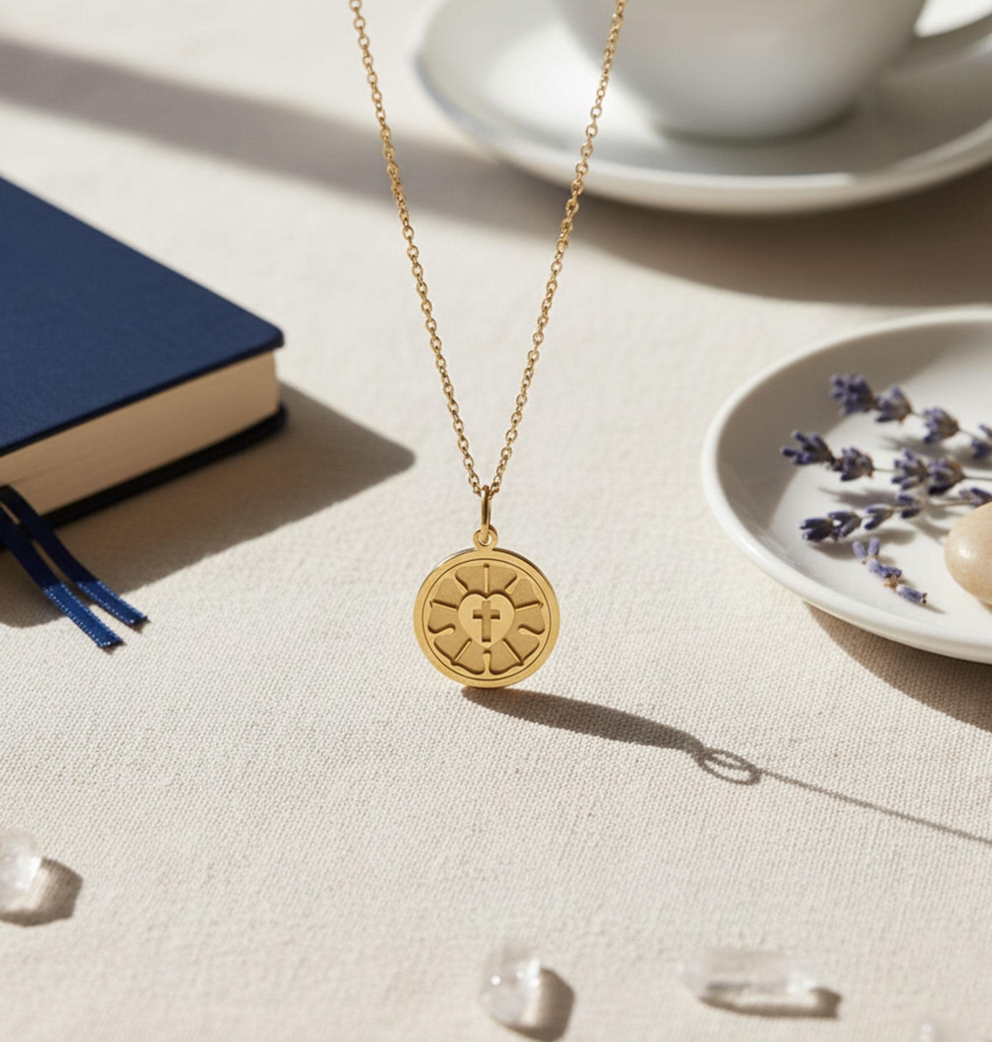 ペンダント Luther Rose Necklace: Gold Personalized Christian Coin Pendant